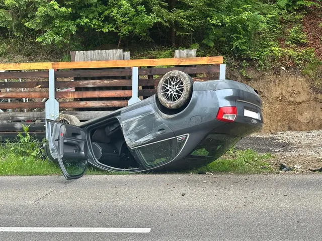 Auto überschlug sich. | Foto: Freiwillige Feuerwehr Reifnitz