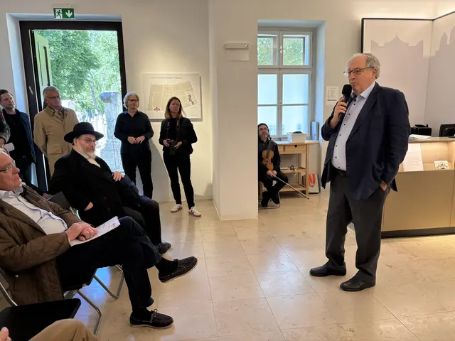 Ariel Muzikant (r.) erinnerte an die langwierige Geschichte der Sanierung des Jüdischen Friedhofs Währing, auch Rabbiner Shmuel Shapira (l.) hörte zu. | Foto: Mathias Kautzky/MeinBezirk