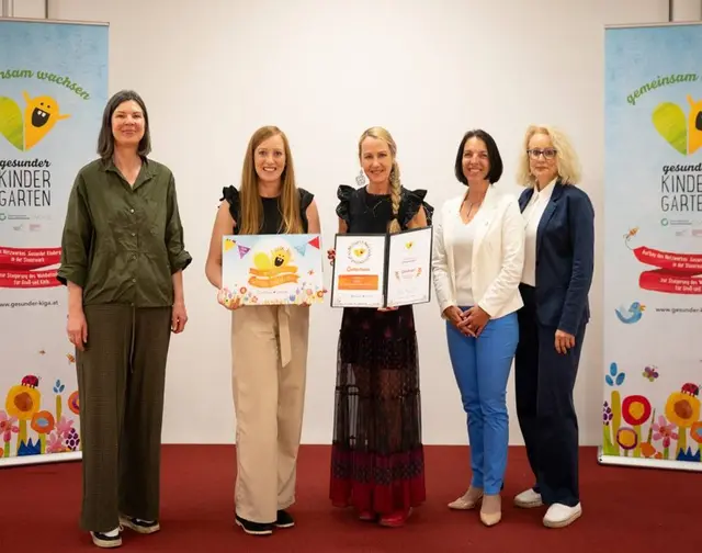 Auszeichnung ging nach Eibiswald: Karin Reis Klingspiegl (Geschäftsführerin Styria Vitalis), Elementarpädagogin Katharina Schnierer, Leiterin Heike Ravnik, Beatrice Erker (ÖGK Steiermark) und Ulrike Lederhaas (Direktorin BVAEB Steiermark) (v.l.)