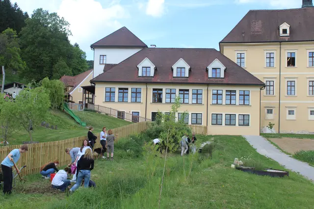 Nach der Theorie ging es hinaus in den Stiftsgarten. | Foto: Blühen&Summen