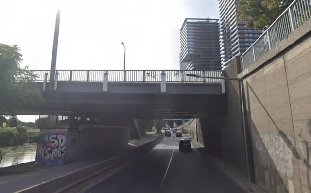 Am Freitag kam es zu einer Kollision zwischen einem verladenen Bagger und der eingerüsteten Stadionbrücke (Archivaufnahme) | Foto: Screenshot Google Maps