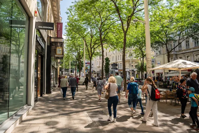 In der Mariahilfer Straße soll ein 60-Jähriger innerhalb einer halben Stunden zwei Frauen im Gesäßbereich berührt haben. (Archiv) | Foto: Valentina Marinelić/MeinBezirk