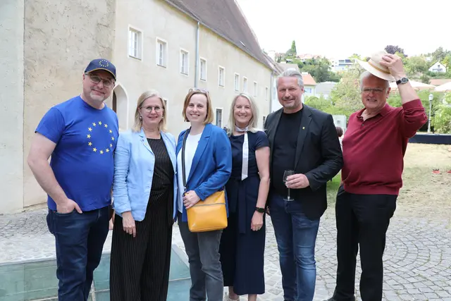 v.li.n.re.: Initiator und EU-Gemeinderat Robert Simlinger, EU-Gemeinderätin Elisabeth Kreuzhuber, Operative Leitung Susanne Fracek (Europäisches Dokumentationszentrum (EDZ) Krems der Universität für Weiterbildung Krems, Präsidialamtsleiterin Rosemarie Bachinger, Bürgermeister Peter Molnar und ehemaliger Bürgermeister Reinhard Resch  | Foto: Stadt Krems