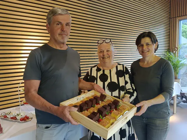Die Wipptaler Genussspechte mit Obfrau Helga Isser, ihrer Vorgängerin Gabi Gatscher und deren Gatten Harald Gatscher (v.r.) versorgten die Gäste mit regionalen Schmankerln. | Foto: Verein Burg Matrei Trautson