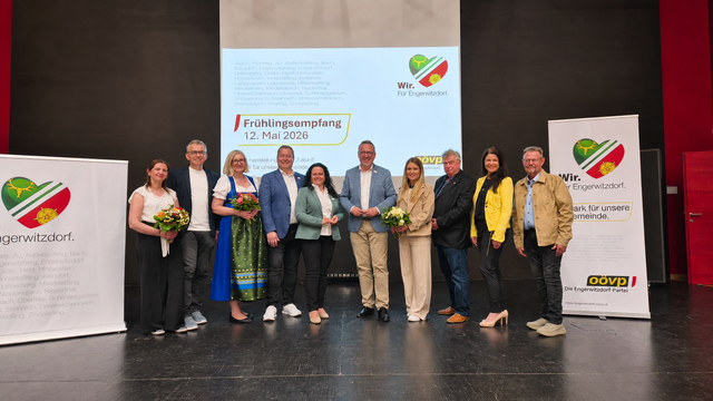 V. l.: Jenny Rudeldorfer, Stefan Schöffl, Eleonore Binder, Vizebürgermeister Manfred Schwarz, Johanna Haider, Bürgermeister Christoph Meisinger, Lisa Brandstetter, Wolfgang Griesmann, Michaela Königstorfer und Bürgermeister a.D. Herbert Fürst | Foto: Paul Preining