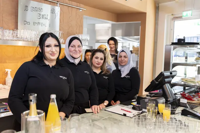 Frauen mit Migrationshintergrund finden in Michls deli einen Weg in die Arbeitswelt. | Foto: wienwork/Luiza Puiu