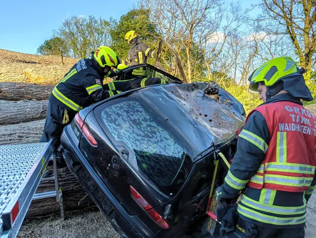 Menschenrettung aus PKW geübt. | Foto: FF Waidhofen/Thaya