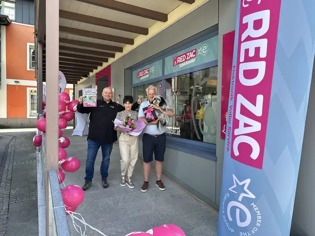Damian Bielinski, Red Zac, Karin und Michael Schörkmeier mit Merlin.
 | Foto: RED ZAC