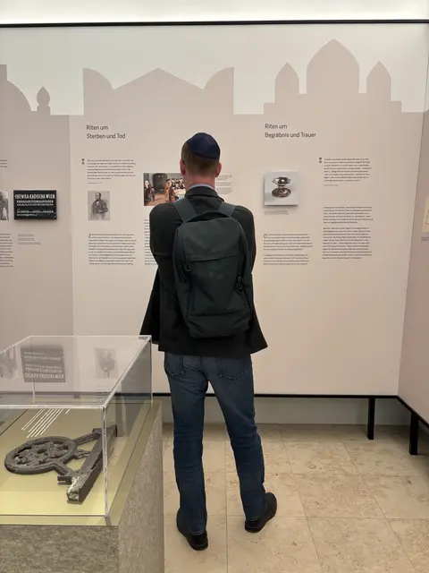 Die Ausstellung im Tahara-Raum des Jüdischen Friedhofs Wöhring in der Schrottenbachgasse. | Foto: Mathias Kautzky/MeinBezirk