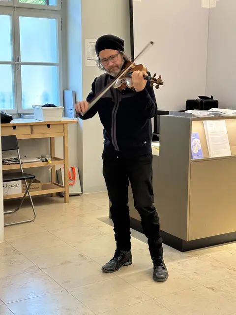 Aliosha Biz übernahm die musikalische Begleitung. | Foto: Mathias Kautzky/MeinBezirk