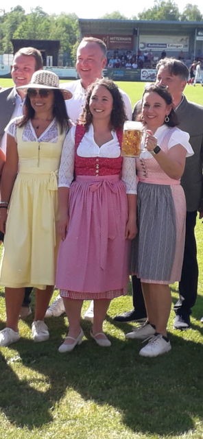 Johanna Zens (rechts) vom Modehaus Zens stößt auf das gelungene Laufsteg‑Debüt am Fußballplatz an. | Foto: Zens