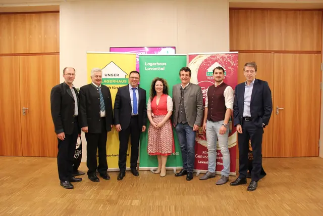 Generalversammlung: Kurt Steinwender (AR-Vorsitzender), Johann Glawischnig (Obmann), Oberrevisor Robert Winkler, Brigitte Marzi-Paulitsch (GF),  Gerhard Oswald (AR-Vorsitzender der RLB Mittleres Lavanttal), Markus Grantner (Betriebsleiter Lavanttaler Obst), Georg Messner (Vorstandsdirektor RLB Kärnten) (v. li.).
 | Foto: Lagerhaus Lavanttal