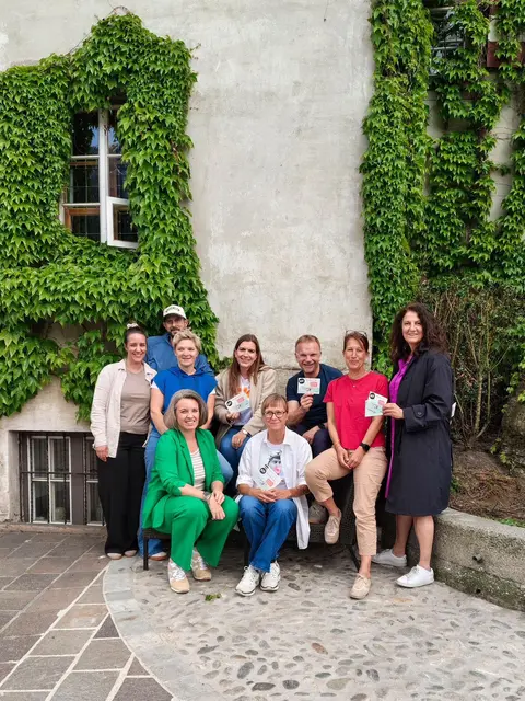 V.l.n.r.: Marija Mitrovic (WeLocally), Michael Walchhütter (WeLocally), Elfriede Klingler (Regionalmanagement Kitzbüheler Alpen), Anni Franzelin (Stadtmarketing Hall in Tirol), Balbina Zikesch (Land Tirol), Christine Zierer (WeLocally), Albuin Neuner (Regionalmanagement Innsbruck Land), Mirjam Mieschendahl (WeLocally), Diana Ortner (Land Tirol) | Foto:  Land Tirol/Dorferneuerung