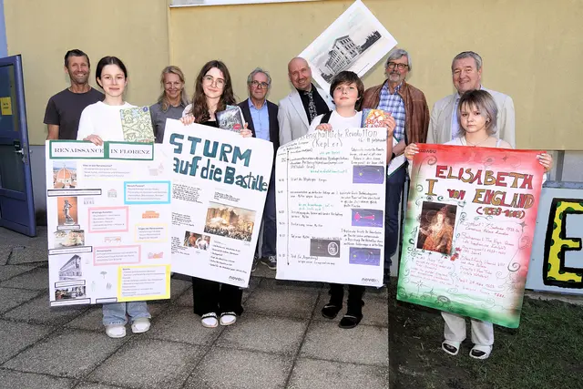 Die Sieger:innen der "Geschichte-Werkstatt“ der dritten Klassen der Mittelschule Fürstenfeld mit Fachjury und Lehrkräften.  | Foto: Waltraud Wachmann