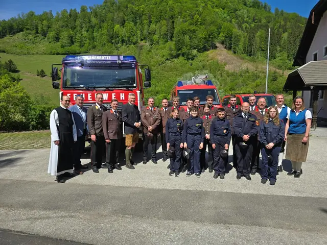 Feuerwehrmitglieder, Feuerwehrjugend und Ehrengäste versammelten sich im Anschluss an die Florianifeier beim Feuerwehrhaus Lehenrotte. | Foto: BSB EHBI Christian Teis (Presse 11), FF Lehenrotte