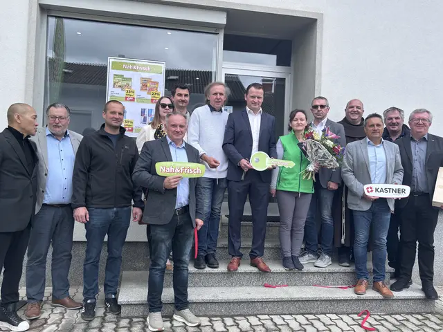 Direkt neben dem Tageszentrum wurde auch eine neue Nah&amp;Frisch-Filiale eröffnet. Betreiberin Monika Palatin wird die neue Filiale in Großwarasdorf mit ihrem Team führen. Am Foto zu sehen: Restaurant-Betreiber Nam-Van Pham, Wirtschaftskammer-Fachgruppengeschäftsführer Franz Perner, Gemeindevorstand Daniel Berlakovich, Kastner-Vertriebsverantwortlicher Helmut Klenner, Gemeindevorständin Mirjam Schmidt-Karall, Gemeinderat Michael Babits, Kaufmann Isidor Kuzmich, Bürgermeister Martin Karall, Nah &amp; Frisch-Betreiberin Monika Palatin, Leader Aktionsgemeinschaft Mittelburgenland-Obmann Harald Horvath, Pfarrer Zoran Tadić, Kastner-Standortverantwortlicher Ronald Tanczos, Gemeindevorstand Wilhelm Lemperg und Wirtschaftskammer-Regionalstellenleiter Freddy Fellinger. | Foto: Rosenberger Victoria
