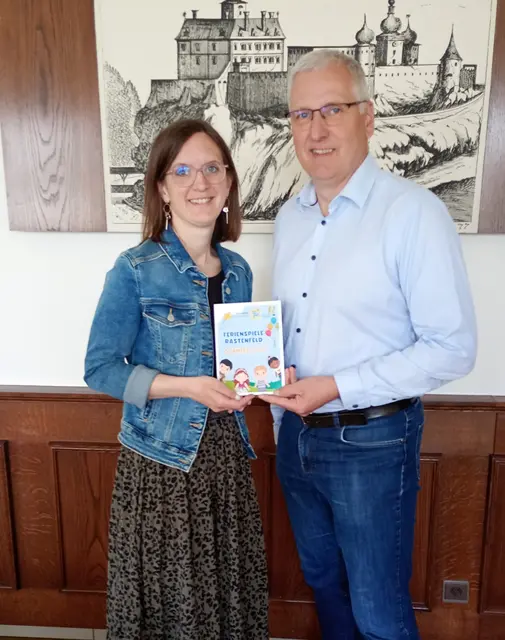 Amtsleiterin Melanie Schmid und Bürgermeister Gerhard Wandl mit dem Programmheft der Ferienspiele Rastenfeld
 | Foto: Gemeinde Rastenfeld