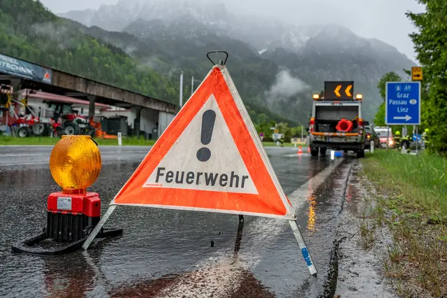 Eine rund zwölf Kilometer lange Dieselspur hat am Pyhrnpass am Donnerstag für einen aufwendigen Einsatz gesorgt. Die Verunreinigung zog sich von Liezen bis zum Rastplatz der A9 bei Spital am Pyhrn und beschäftigte rund 60 Einsatzkräfte von vier Feuerwehren. | Foto: Team fotokerschi