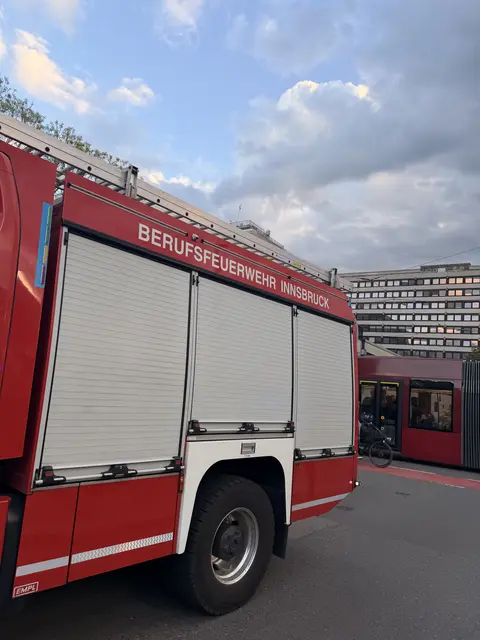 Ein Fahrzeugbrand in einer Innsbrucker Tiefgarage löste in der Nacht einen Feuerwehreinsatz aus. Verletzt wurde bei dem Vorfall niemand. | Foto: Symbolbild: MeinBezirk/sprenger