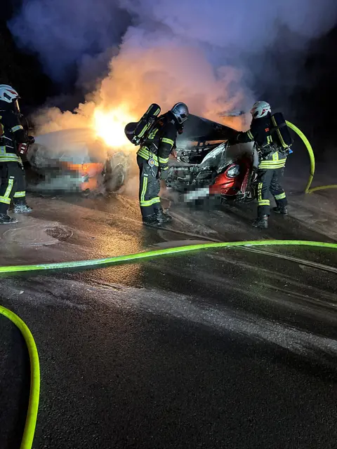 In Imst geriet in der Nacht ein geparkter Pkw in Vollbrand. Durch das Feuer wurden auch zwei daneben abgestellte Fahrzeuge schwer beschädigt. | Foto: Stadtfeuerwehr Imst