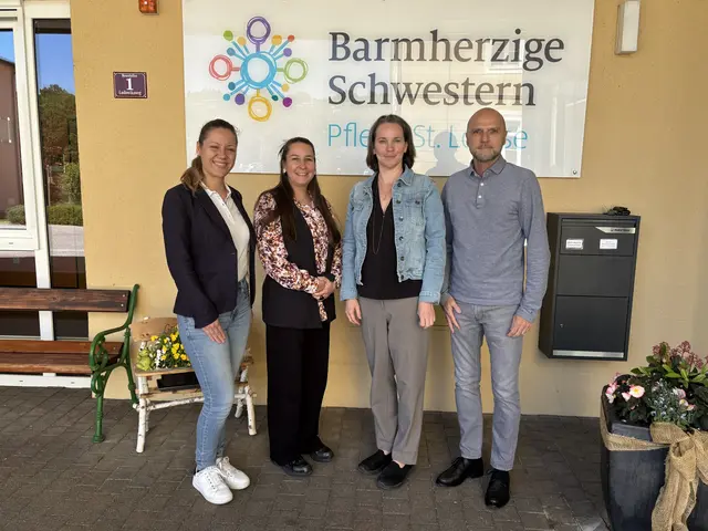 MeinBezirk-Redakteurin Lauren Fahrenberger begleitete den Besuch des AMS St. Pölten im Pflegehaus der Barmherzigen Schwestern. | Foto: Lauren Fahrenberger / MeinBezirk