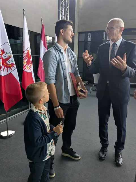 Persönlicher Dank durch Anton Mattle: "Mit Kompetenz und Engagement haben Sie sich Ihren Aufgaben angenommen und sie mit Begeisterung und Sorgfalt erfüllt."
