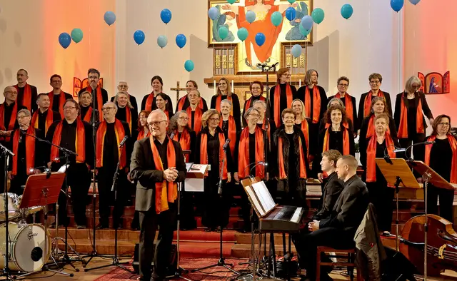Die Chorsängerinnen aus Maria Anzbach mit ihrem Chorleiter Erich Schwab im Wienerwalddom. | Foto: Eduard Riedl