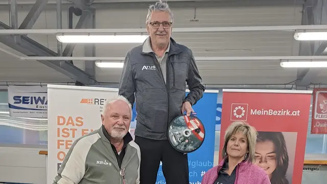 Tombola-Hauptpreisgewinner Johann Ebner mit seinem neuen Seiwald-Stockkörper, Claudia und Rupert Breitegger vom Bezirksverband.