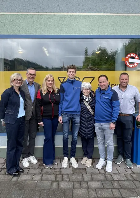 vl. Uschi Kapfinger, Dollinger Georg (Change Management Post), Mayr Barbara (Standortleiterin), Kapfinger Stefan, (Fa. Thrainer), Thrainer Anna, Seniorchefin Fa. Thrainer, Mayr Manuel, (Fa Thrainer), Zellner Gerhard (Post) | Foto: Weber Johanna