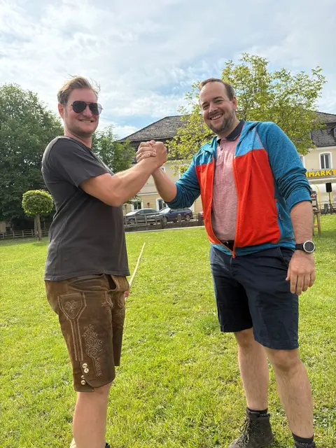 Die Bürgermeister Michael Huber aus Überackern (links) und Gerhard Luger aus St. Georgen am  reichen sich vor dem Bewerb die Hand. | Foto: Leader Oberinnviertel-Mattigtal