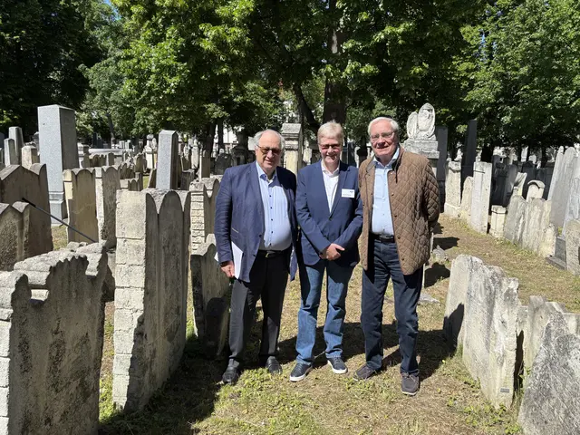 Ariel Muzikant, Jennifer Kickert und Günther Havranek (v.l.) beim Festakt zur vollendeten Sanierung des ältesten Teils des Jüdischen Friedhofs Währing. | Foto: Mathias Kautzky/MeinBezirk