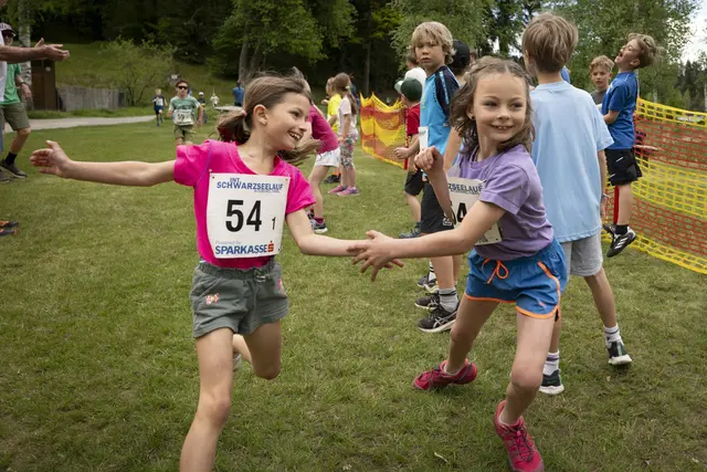 Mit einem Lächeln gemeinsam zum Klassensieg (Kinder 1w): Ida Stones und Melissa Eppensteinr  | Foto: Manfred Stromberg