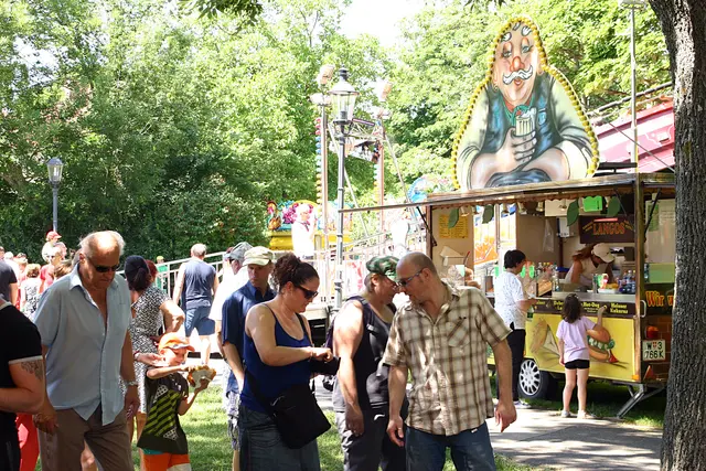 Unterhaltung und Aktionen für den guten Zweck warten beim Maurer Kirtag auf die Besucherinnen und Besucher.  (Archiv) | Foto: Andreas Müllauer