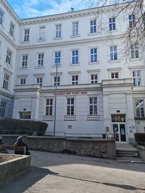 Die hohen Sträucher am Schulvorplatz  werden bald durch Blumenbeete ersetzt. | Foto: BV17