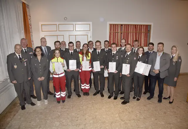 Ausgezeichnete und Beförderte mit ihren ersten Gratulanten bei der Jahresdienstversammlung 2026 des Roten Kreuzes St. Michael im Lungau. | Foto: Roland Holitzky