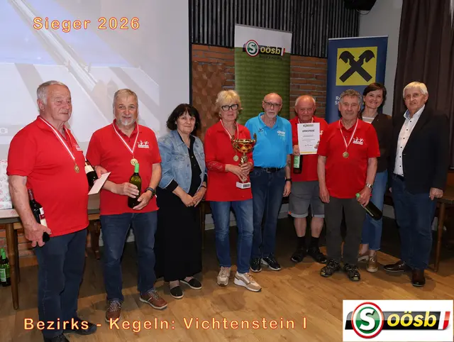 Bezirksobmann Hans Hingsamer (r.), und Barbara Prügl (2. v. r.) mit  Bezirkssportreferenten Norbert Kimplinger (Mitte) und Bezirksgeschäftsführerin 
Marianne Reininger (3.v.l.) mit dem Team der Siegermannschaft Vichtenstein | Foto: Josef Huber
