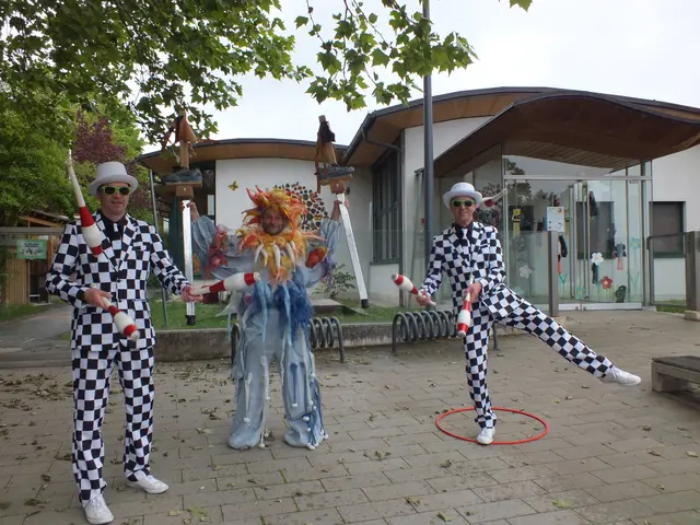 Jongleure und Stelzengeher (hier mit den Stelzen in den Händen) sorgten für Begeisterung.  | Foto: Alena Kulman