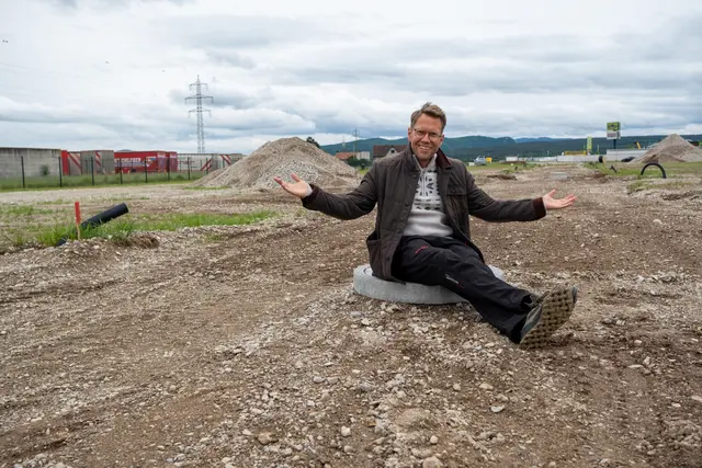 Fabian Weidinger auf dem Areal direkt an der Ortseinfahrt zu Neunkirchen, das derzeit für künftige Kleingarten-Besitzer erschlossen wird.  | Foto: Santrucek