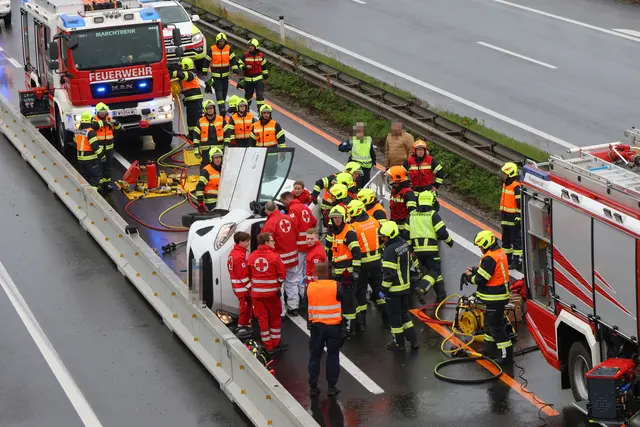 Der 63-jährige Unfalllenker musste aus dem Auto befreit werden. | Foto: laumat.at/Matthias Lauber