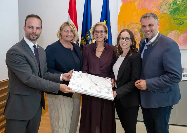 Bürgermeister Daniel Lachmayr, Vizebürgermeisterin Birgit Wallner, Landeshauptfrau  Johanna Mikl-Leitner, Amtsleiterin Isabell Grindling und Landtagsabgeordneter Lukas Michlmayr. | Foto: NLK Filzwieser