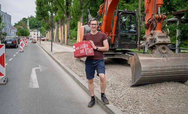 Die Bauarbeiten in der Leopoldskronstraße sollen den Geh- und Radweg sicherer und komfortabler machen. Gleichzeitig werden die Bedingungen für die bestehenden Bäume verbessert. Im Bild: Bürgermeister-Stellvertreter Kay-Michael Dankl. | Foto: Stadt Salzburg/Alexander Killer