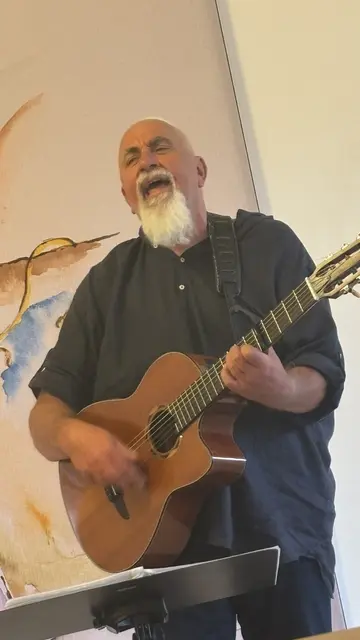 Fritz Messner (Musiker aus dem Lungau) umrahmte am 8. Mai 2026 die Eröffnung des Projektes "Orte des Gedenkens" im Joseph-Mohr-Saal in Mariapfarr musikalisch. | Foto: pjw