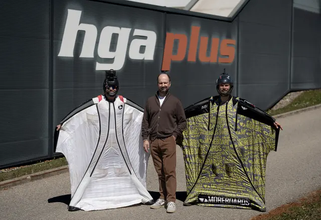 Die beiden Wingsuit-Piloten Michael Maili und Lukas Loibl mit Jochen Vorraber, Geschäftsführer von hga plus in Kapfenberg. | Foto: Karina Sikora