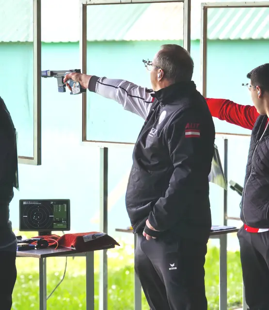 Richard Zechmeister aus Eisenstadt gewann bei der Europameisterschaft in Osijek Silber mit der Zentralfeuerpistole und zuvor Bronze mit der Schnellfeuerpistole. | Foto: Franz Roth