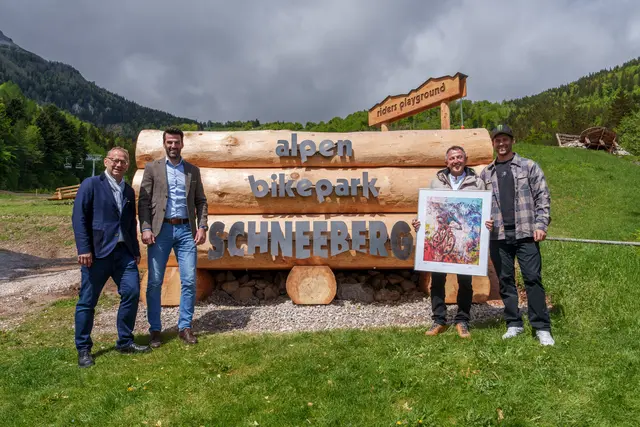Alpen Bikepark Schneeberg Manager Hubert Resch, NÖ Verkehrslandesrat LH-Stellvertreter Udo Landbauer, Puchbergs Bürgermeister Christian Dungl und Bikepark-Ambassador Clemens Kaudela bei der feierlichen Eröffnung in Losenheim.  | Foto: NÖVOG/Bollwein