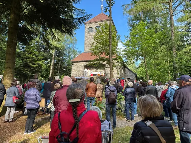 Hunderte Wallfahrer pilgerten trotz kalten Temperaturen, die der Eisheilige Servatius bescherte, zur jubilierenden granitenen Marienburg auf den Kraftplatz am Fronberg. | Foto: Franz Gruber