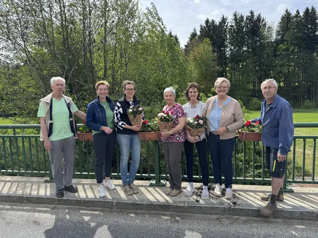 In Burbach und Gattring werden die Blumen von drei Brücken jedes Jahr von den Bewohnern gesetzt, während der gesamten Saison über betreut und gegossen – BGM Monika Fischer und VizeBGM Erika Zeh bedankten sich herzlich bei diesen ehrenamtlichen Helfern.

Alois Zöchling, BGM Monika Fischer, Karin Heindl, Ingrid Zöchling, Christine Heumayr, VizeBGM Erika Zeh und Franz Heumayr | Foto: Marktgemeinde Pyhra