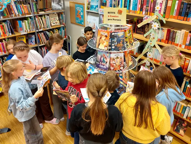 Die SchülerInnen der 4B VS Purkersdorf freuen sich über das Angebot beim "Gratis-Comic-Tag" in Purkersdorf. | Foto: Stadt- und Schulbibliothek Purkersdorf