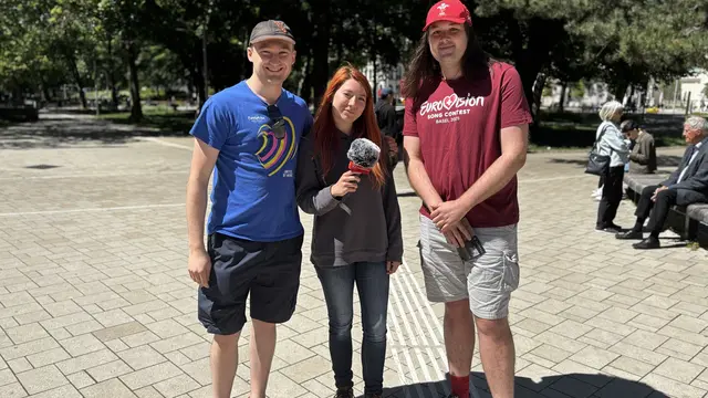 Jonathan mit seinem Kollegen und unserer Redakteurin Victoria Edlinger. | Foto: Antonia