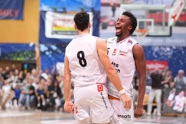 Große Freude über den Erfolg vor ausverkaufter Halle. | Foto: Basketball Austria/Tobisch M.